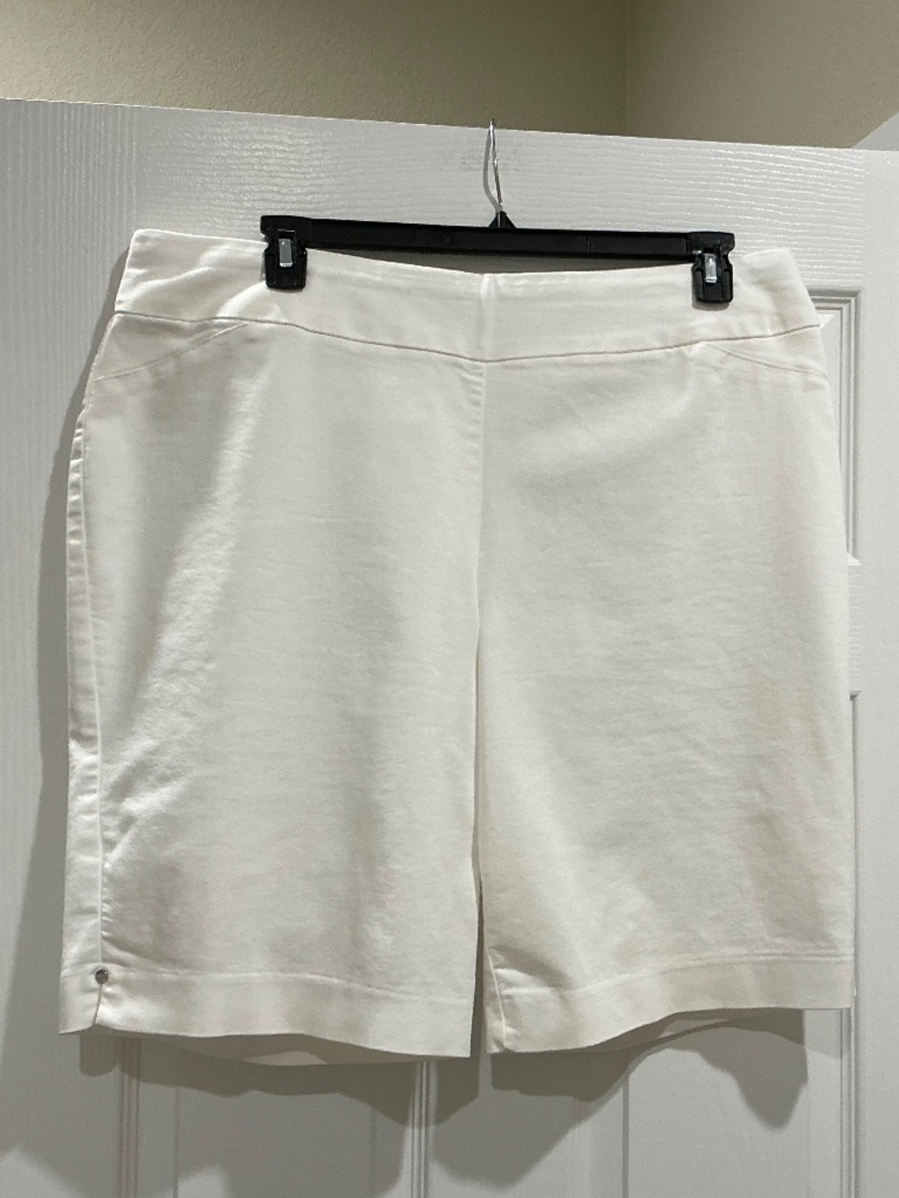 Croft & Barrow White Polished Pull-On Bermuda Shorts 18